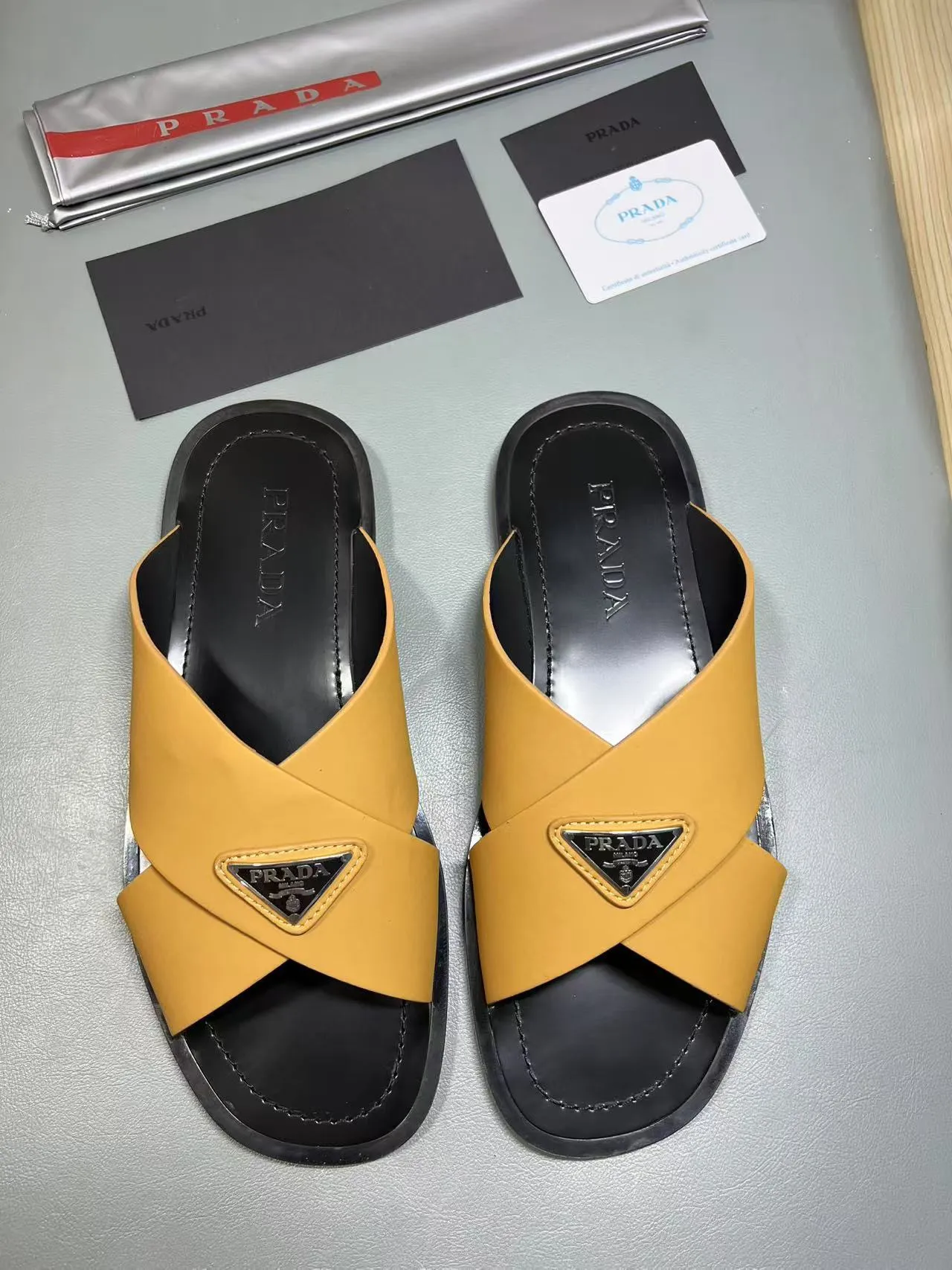340💰PRADA Prada’s latest slippers are synchronized with the official website. This slipper is made of the brand’s unique and iconic Saffiano leather. The brand logo jumps out from the double straps, and the brand style is clearly visible. Cowhide gives men elegant charm and functional design, making it an ideal choice for vacation and leisure. Size:38-45